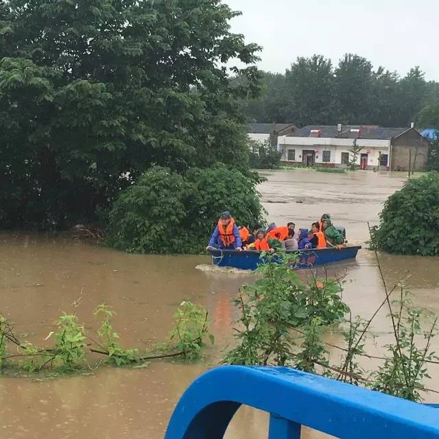 暴雨中，他们朝着最危险的地方前进！