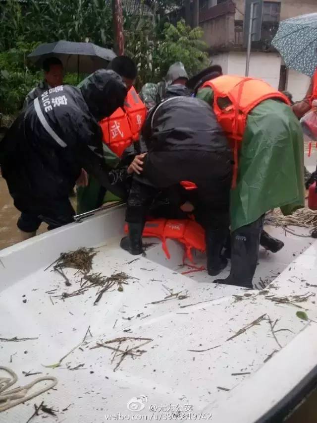 暴雨中，他们朝着最危险的地方前进！