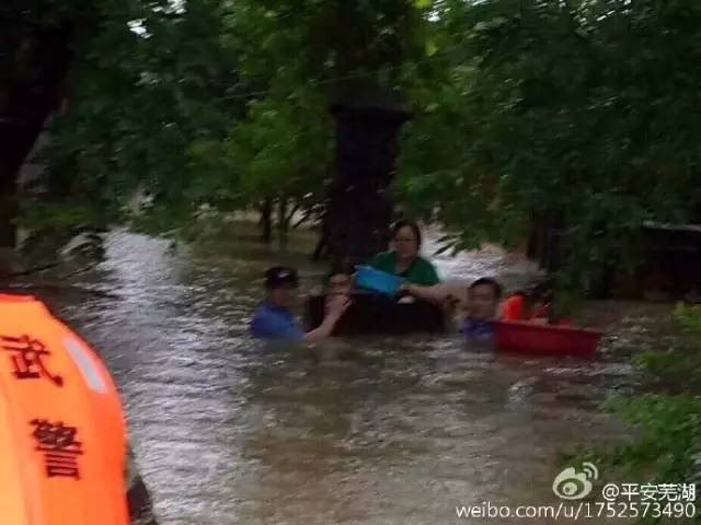 暴雨中，他们朝着最危险的地方前进！