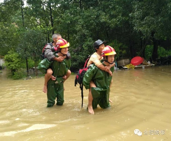 暴雨中，他们朝着最危险的地方前进！