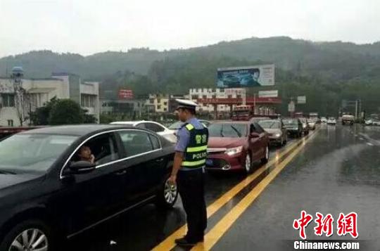 连续暴雨致成雅高速全线、雅西高速往成都方向全部封闭