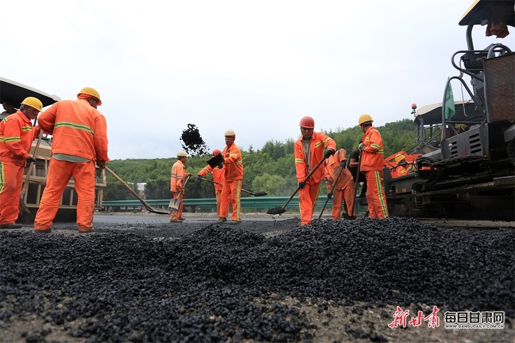 【平凉】炎炎夏日 平凉高速公路养护施工忙_fororder_2