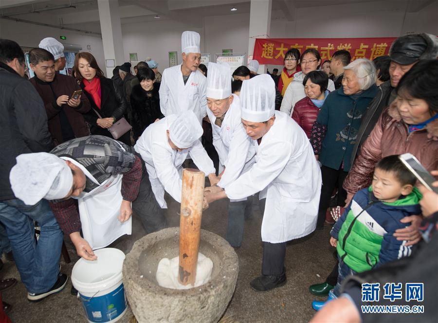 浙江绍兴：打起年糕迎新春