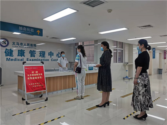 三门峡义马市组织开展礼遇道德模范体检活动_fororder_道德模范有序排队登记领取体检表 摄影 冯华伟