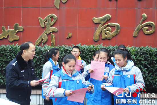 已过审【区县联动】【巴南】巴南民警进校园 宣传服务学校29条措施【区县联动】巴南民警在校园宣传服务学校29条措施