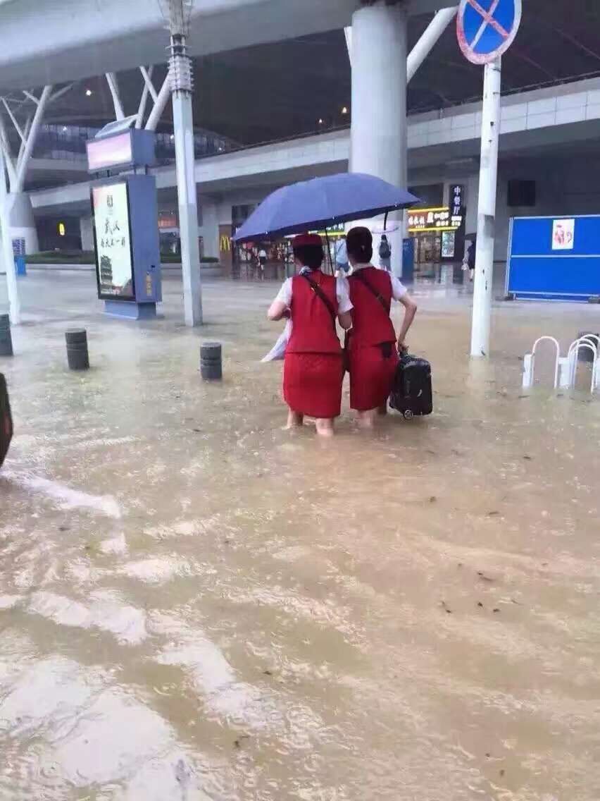 暴雨中的前行者 致敬“武汉人的上班精神”