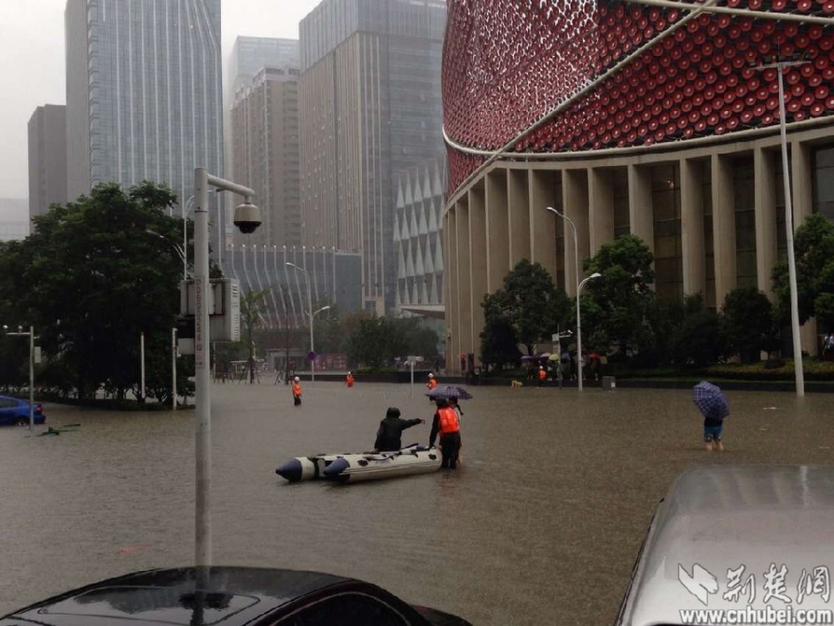 暴雨中的前行者 致敬“武汉人的上班精神”(组图)-国际在线