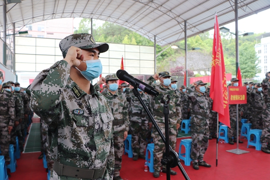 贵州平塘举行2022年基干民兵集中点验大会_fororder_宣誓1.JPG