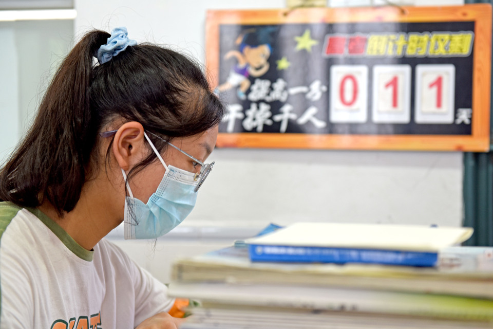 5月26日，安徽省淮南一中高三学生在教室内学习，教室窗户玻璃上贴着一张通往理想大学的创意火车票。2022年全国高考临近，高三学生认真复习备考。_fororder_5