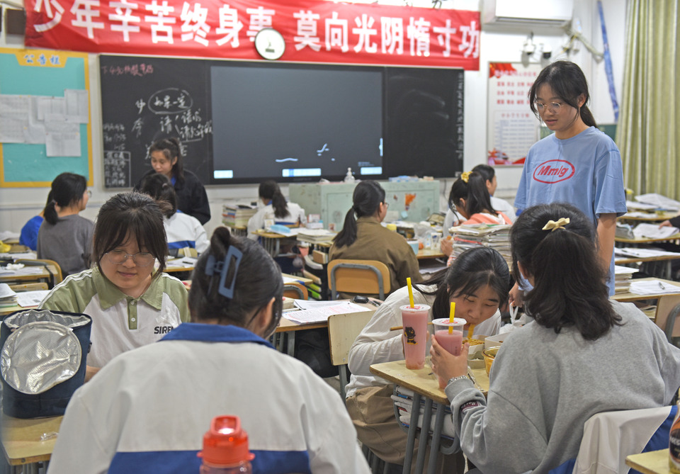 5月26日，安徽省淮南一中高三学生在教室内学习，教室窗户玻璃上贴着一张通往理想大学的创意火车票。2022年全国高考临近，高三学生认真复习备考。_fororder_4