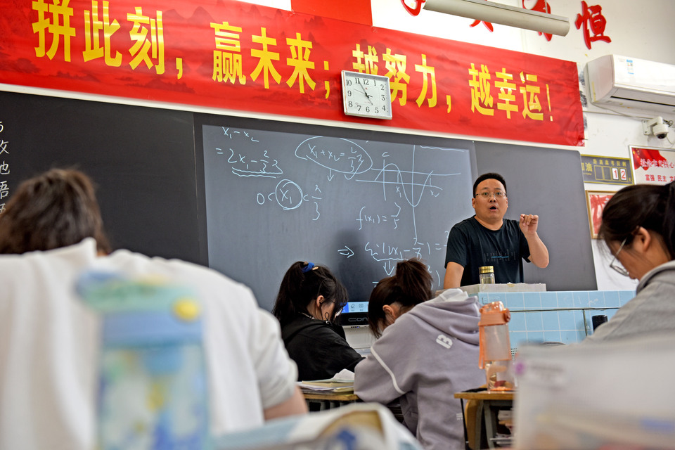 5月26日，安徽省淮南一中高三学生在教室内学习，教室窗户玻璃上贴着一张通往理想大学的创意火车票。2022年全国高考临近，高三学生认真复习备考。_fororder_16