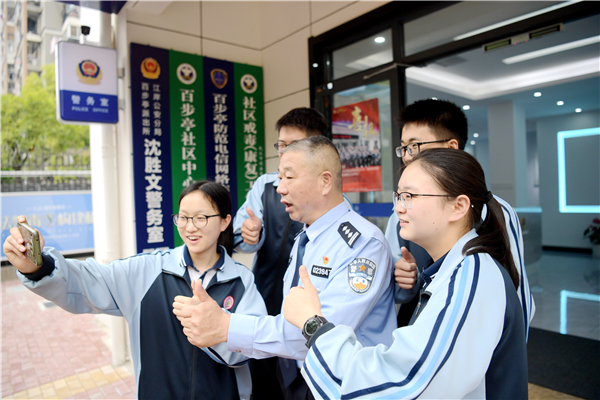 “明星”民警成立警务室 中学师生成为首批“体验官”_fororder_图片3