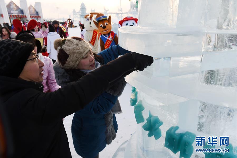 “超级”冰邮筒亮相哈尔滨冰雪大世界