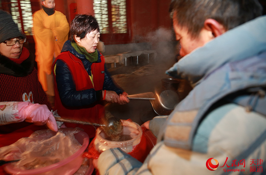 腊八到年将近 天津市民寒冬清晨排队吃粥沾福气