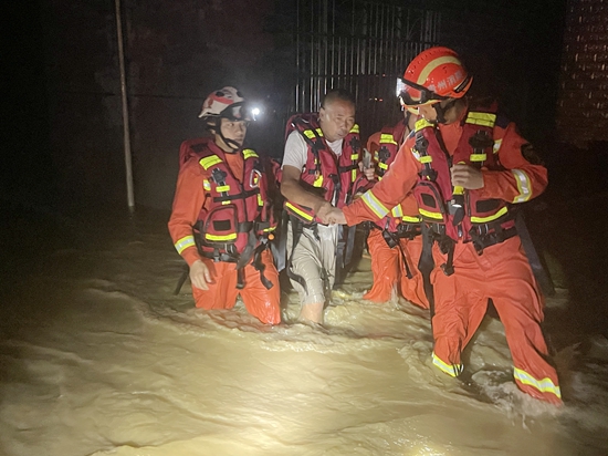 贵州惠水：遭遇特大暴雨袭击 抢险救援井然有序_fororder_2