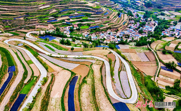 陇南宕昌：山乡公路助力乡村振兴“加速跑”_fororder_3