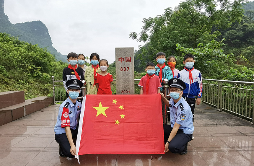 广西百色：小学生“走边关”迎“六一”