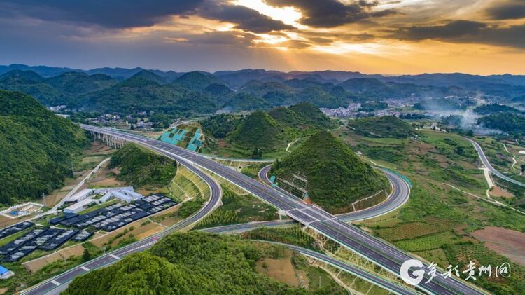 一线直通长三角地区 贵阳至黄平高速公路全线通车