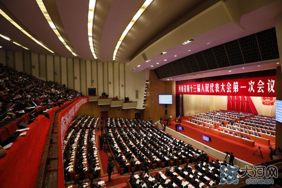 【河南两会-焦点图】河南省十三届人大一次会议开幕 陈润儿作政府工作报告