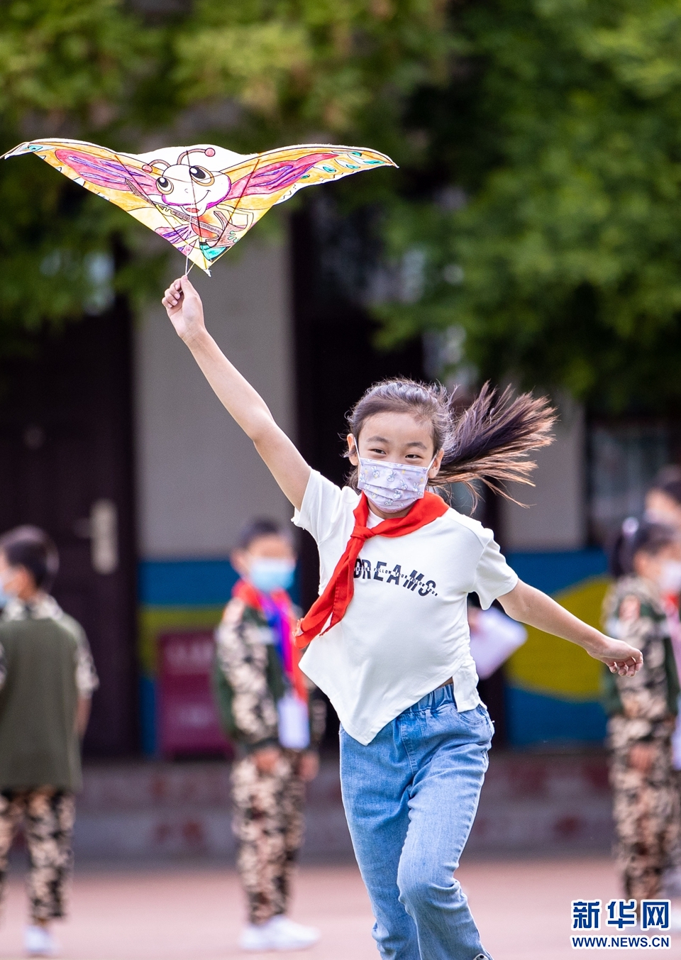 呼和浩特：放飞纸鸢迎端午