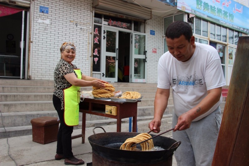 炸馓子、穿新衣、去拜年……新疆各地欢度肉孜节