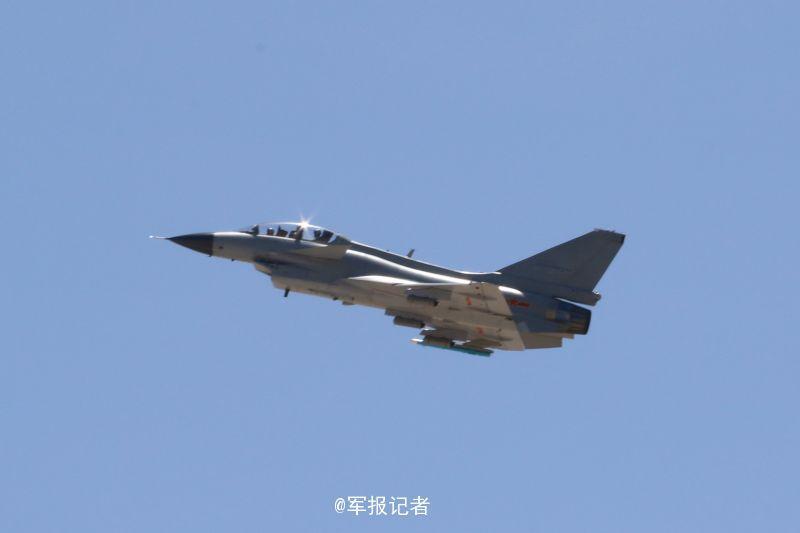 南部战区空军歼10大漠发射导弹电子战