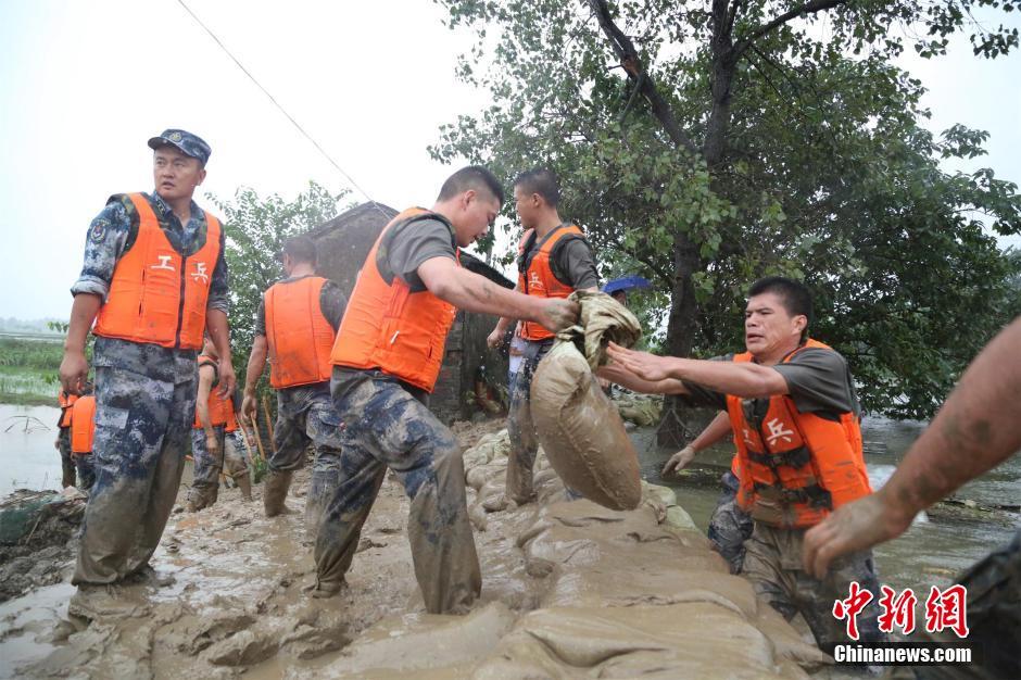 湖北天门发生管涌 空降兵某师紧急驰援