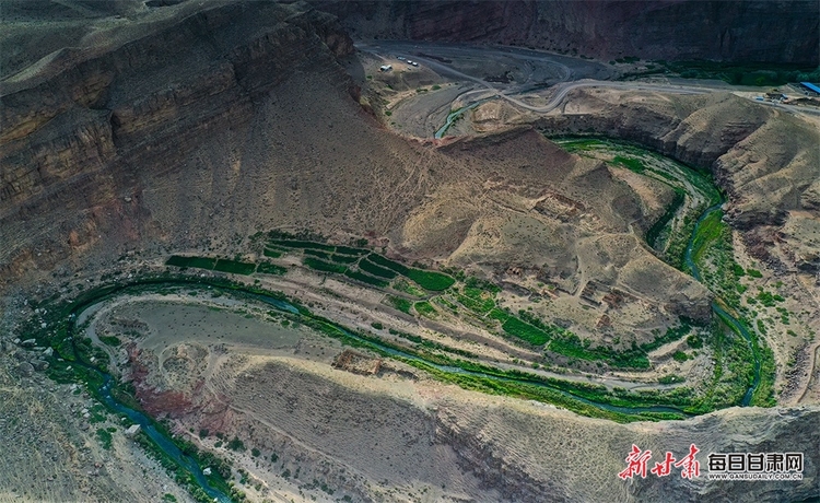 【大美甘肃】一斧横劈万岭开 “巨龙”蜿蜒向天际 俯瞰景泰黄河大峡谷_fororder_4