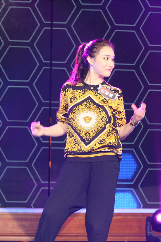 近日,赵本山的女儿"妞妞"赵珈萱因犀利的"话风"在网络直播平台走红,一