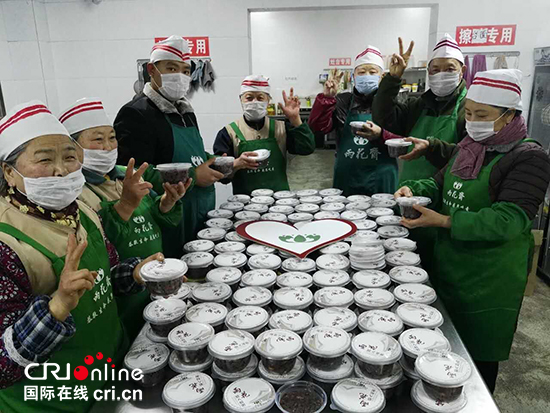 （已审核/社会）贵阳雨花免费餐厅向市民送出3500份腊八粥