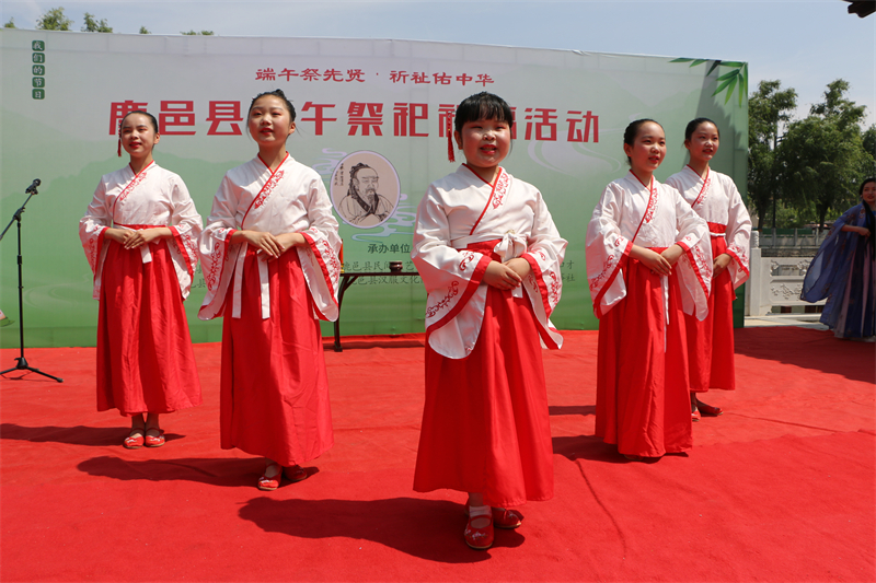 周口鹿邑：端午祭先贤 祈祉佑中华_fororder_（4）2022年6月3日，“端午祭先贤·祈祉佑中华 端午祭祀祈福活动”现场，东方口才学校的孩子们朗诵的《吊屈原》。薛召峰 摄.JPG