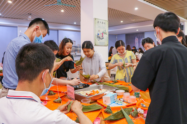 广州城市理工学院辅导员之家举办“浓情端午、相约城理” 包粽子主题活动暨“我与书记话未来”座谈会