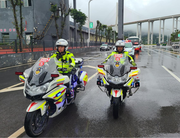 【原创】重庆云阳交巡警护送6000余名高考学子抵达考场_fororder_图片1