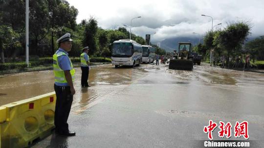 湖北宜昌降大暴雨：千人转移 6船断缆失控(图)