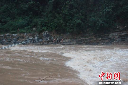 湖北宜昌降大暴雨：千人转移 6船断缆失控(图)