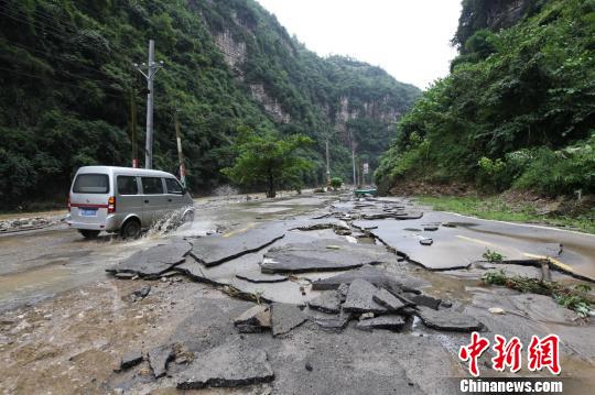 湖北宜昌降大暴雨：千人转移 6船断缆失控(图)