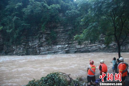 湖北宜昌降大暴雨：千人转移 6船断缆失控(图)