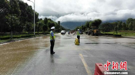 湖北宜昌降大暴雨：千人转移 6船断缆失控(图)