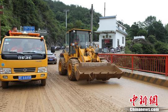 湖北宜昌降大暴雨：千人转移 6船断缆失控(图)