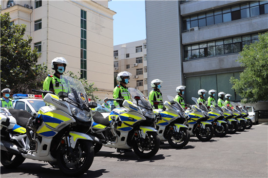 三门峡市交警支队举行第十二届“爱心送考”活动启动仪式_fororder_三门峡市交警支队铁骑大队整装待发  摄影 李宏远.JPG