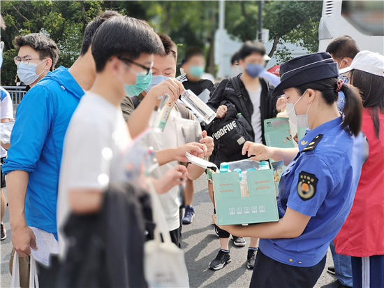 苏州狮山横塘综合行政执法局护航高考不缺席 1446名考生顺利入场_fororder_16