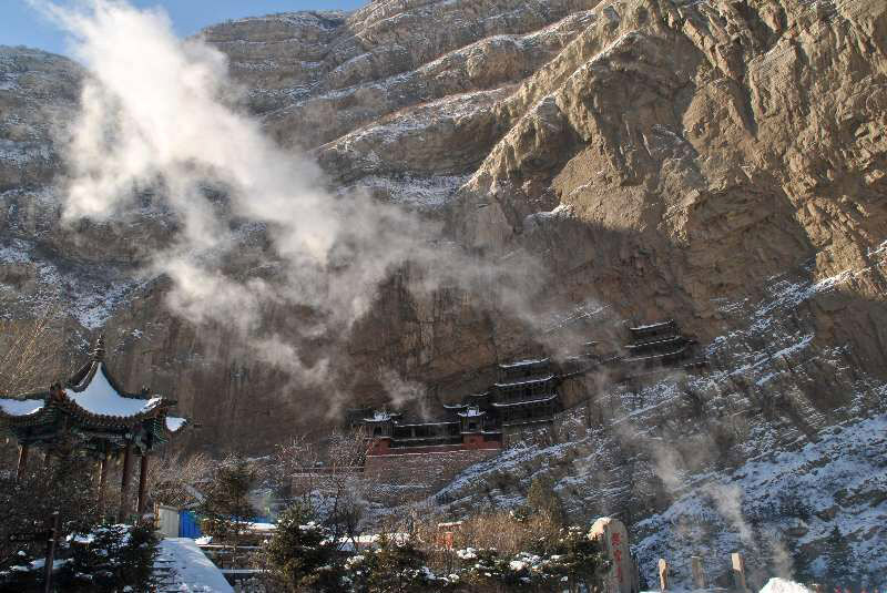 山西大同：悬空寺零下30度 洒水成冰现美景