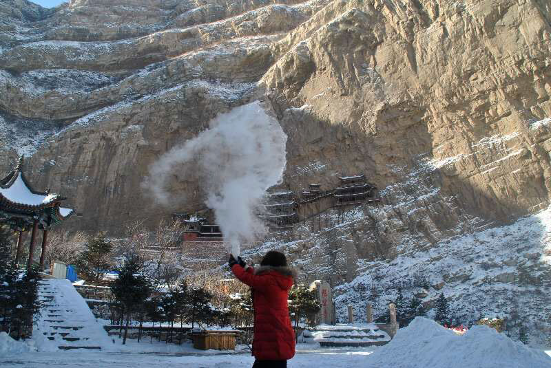 山西大同：悬空寺零下30度 洒水成冰现美景