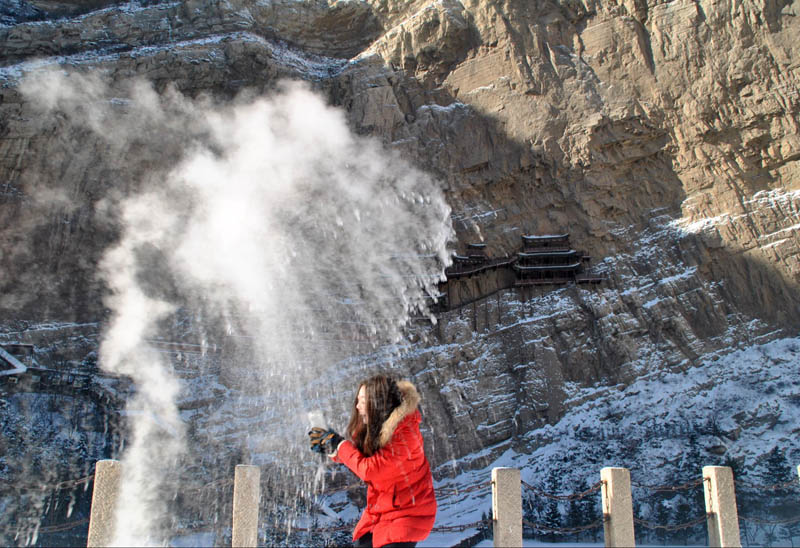 山西大同：悬空寺零下30度 洒水成冰现美景