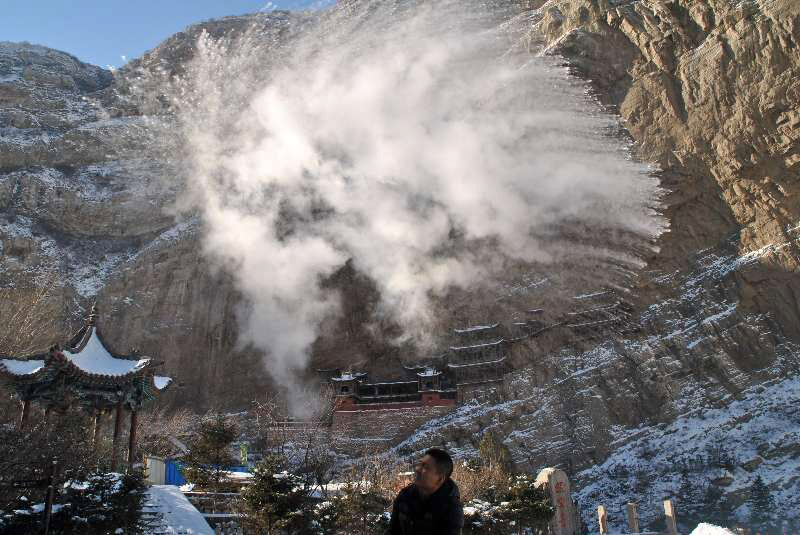 山西大同：悬空寺零下30度 洒水成冰现美景