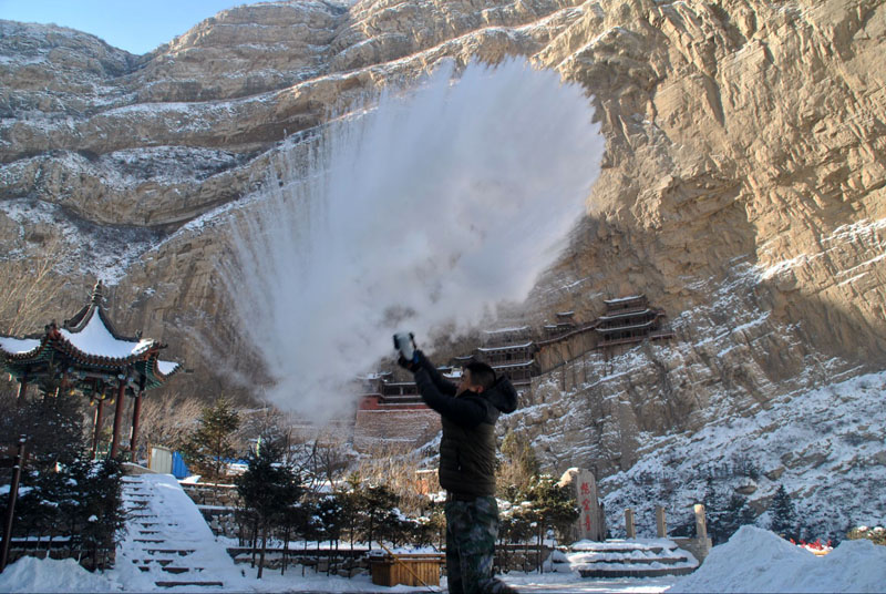 山西大同：悬空寺零下30度 洒水成冰现美景