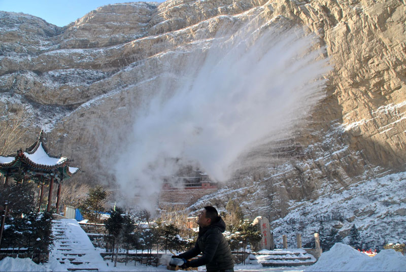 山西大同：悬空寺零下30度 洒水成冰现美景