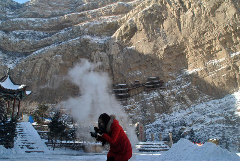 山西大同：悬空寺零下30度 洒水成冰现美景