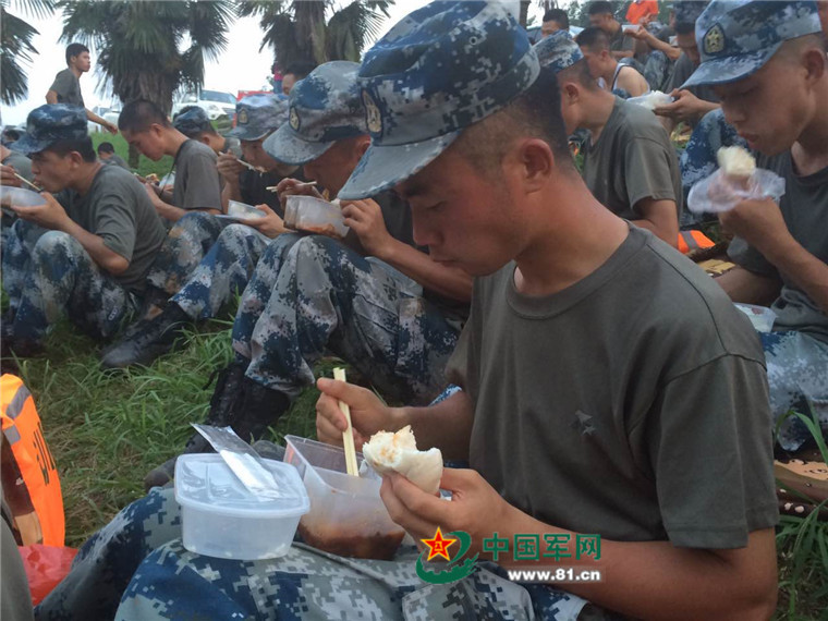 不是馒头！空降兵在抗洪大堤吃上真正大餐