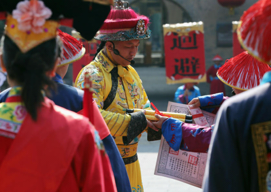 奖房、奖钱、奖圣旨皇诏，各地奖励高考状元出尽怪招